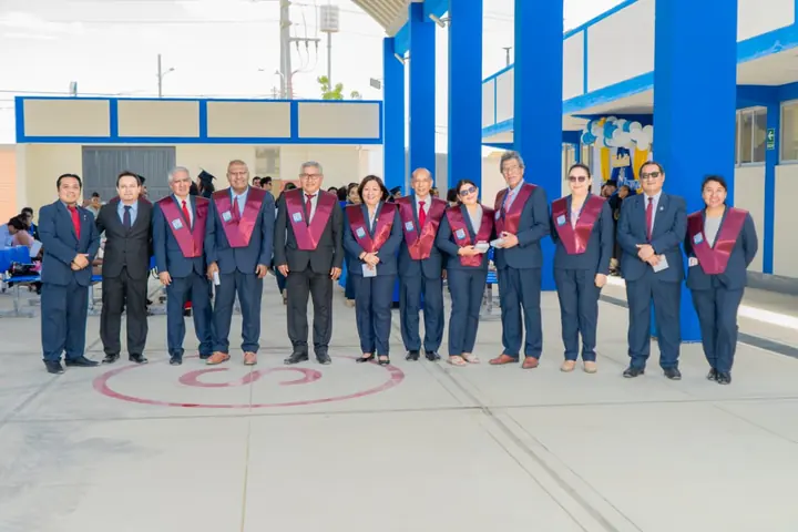 Docentes y autoridades durante una actividad institucional